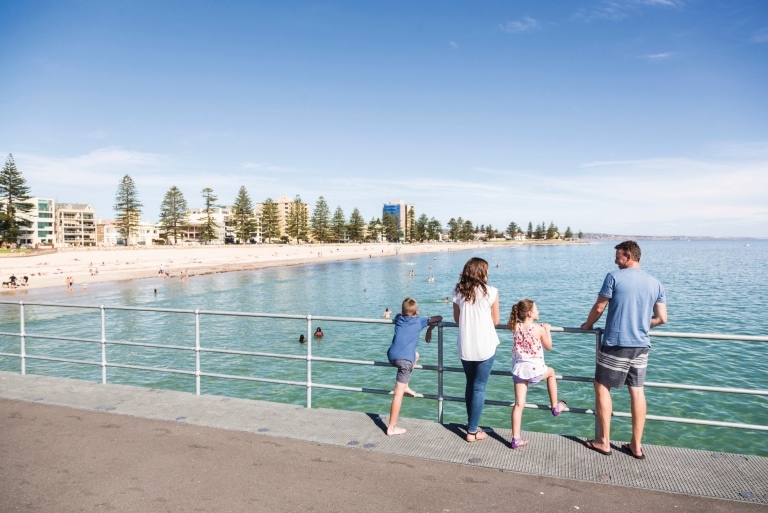 南オーストラリア州、アデレード、グレネルグ・ビーチ © South Australian Tourism Commission