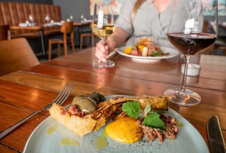 Nourriture et vin servis au City Winery de Brisbane © Tourism Australia