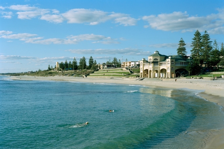 西オーストラリア州、パース、コテスロー・ビーチ（Cottesloe Beach） © Tourism Australia
