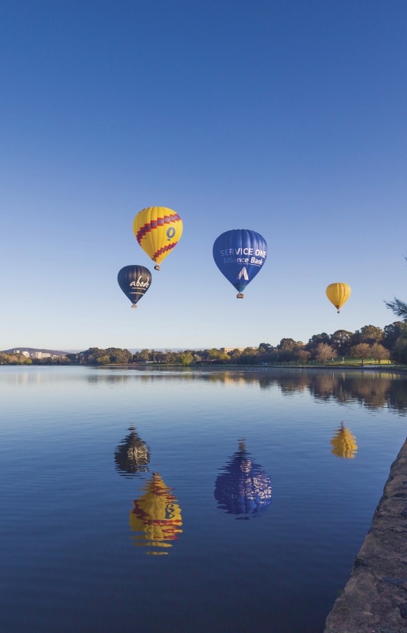 Heißluftballons über dem Lake Burley Griffin, Canberra, Australian Capital Territory © VisitCanberra