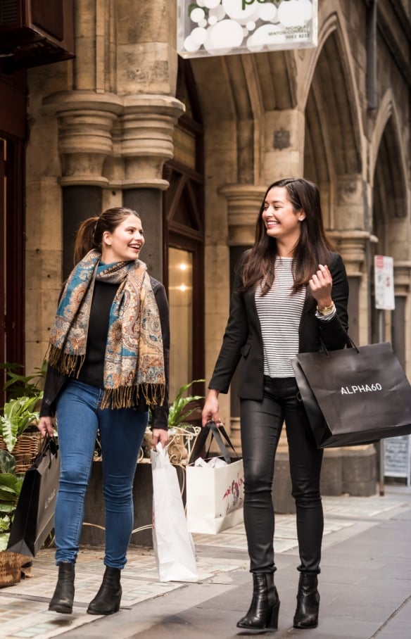 Frauen beim Shoppen in der Flinders Lane in Melbourne © Visit Victoria