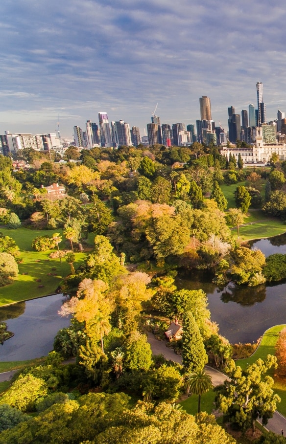 Blick auf die Skyline von Melbourne von Southbank © Alvin Balemesa/Unsplash