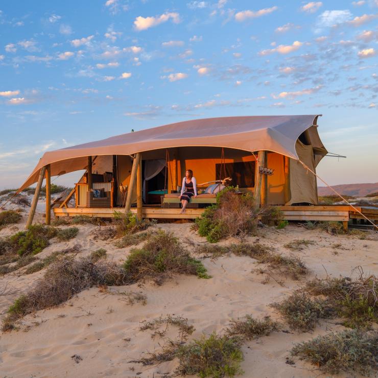 Außenansicht eines Glamping-Zelts des Sal Salis in Westaustralien © Tourism Western Australia