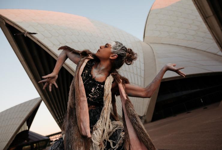 Die Tänzerin des Bangarra Dance Theatre, Lillian Banks, tritt vor dem Sydney Opera House auf © Bangarra Dance Theatre/Daniel Boud