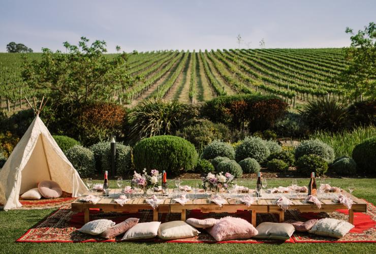  Langer Tisch, gedeckt zum Mittagessen, mit Blick auf die Weinreben bei Golding Wines © Adelaide Hills Wine Region