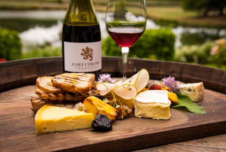 Wein und Käseplatte, Josef Chromy Winery, Relbia, Tasmanien © Rob Burnett Images