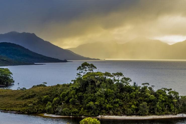 Lake Pedder, Scotts Peak und Mount Solitary, Südwest-Tasmanien © Alan Long
