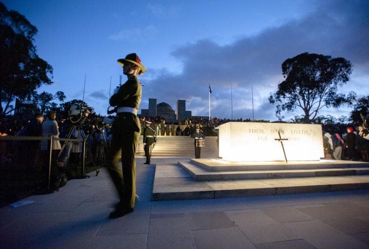 Les cérémonies à l'aube de la Journée de l'ANZAC, Mémorial australien de la guerre, Canberra, ACT © VisitCanberra