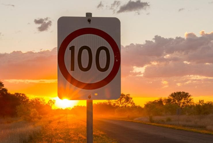 Panneau de limitation de vitesse à 100km/h près de Winton © Lauren Bath