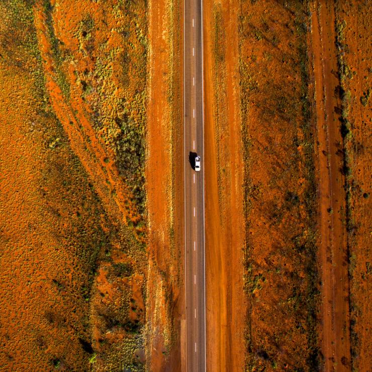Vue aérienne d'une voiture roulant le long de la Stuart Highway dans la région d'Alice Springs © Tourism NT, Sam Earp
