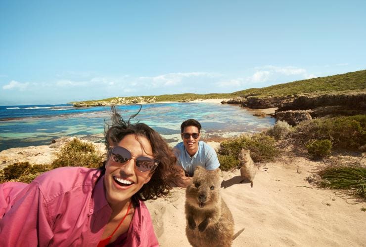 Un couple effectue un selfie avec un quokka sur Rottnest Island © Georges Antoni