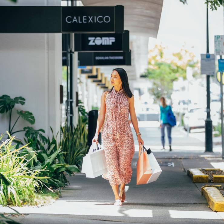 Femme faisant du shopping sur James Street à Fortitude Valley © Brisbane Marketing