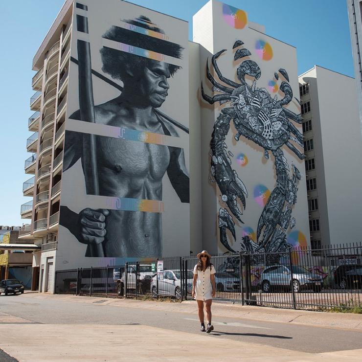 Femme devant une fresque murale à Darwin © Tourism Australia