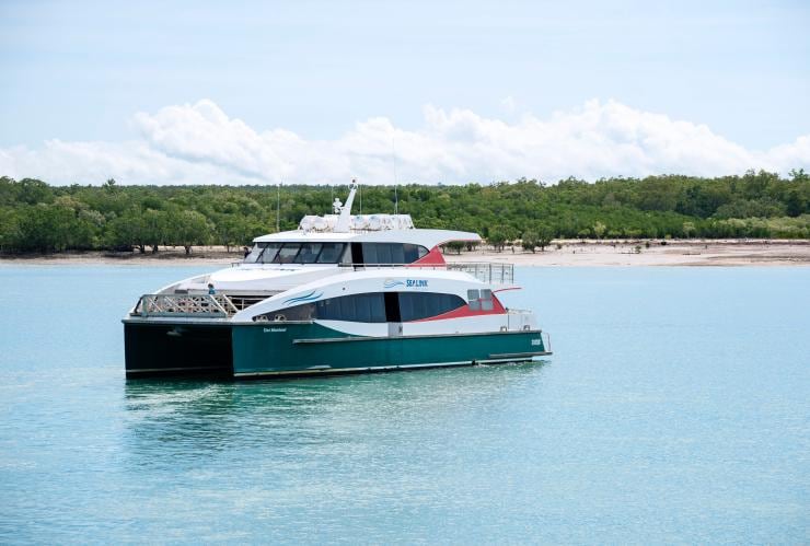 Ferry SeaLink NT arrivant sur Bathurst Island pour une excursion à la journée avec Tiwi Tours, NT © Tourism NT/Shaana McNaught