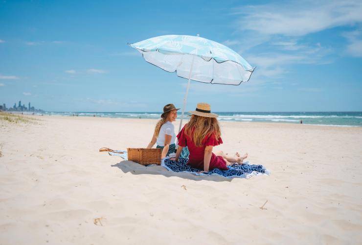 Des amis à Burleigh Beach sur la Gold Coast © Tourism and Events Queensland
