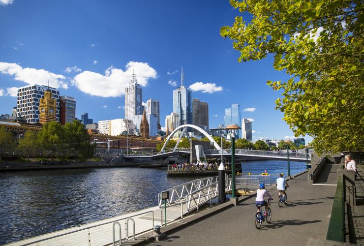Cyclistes se promenant le long de Southbank in Melbourne, VIC © Josie Withers Photography