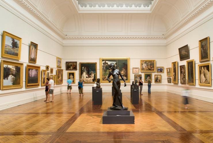 Visiteurs admirant des peintures et des sculptures à l'Art Gallery of New South Wales, Sydney, Nouvelle-Galles du Sud © Felicity Jenkins
