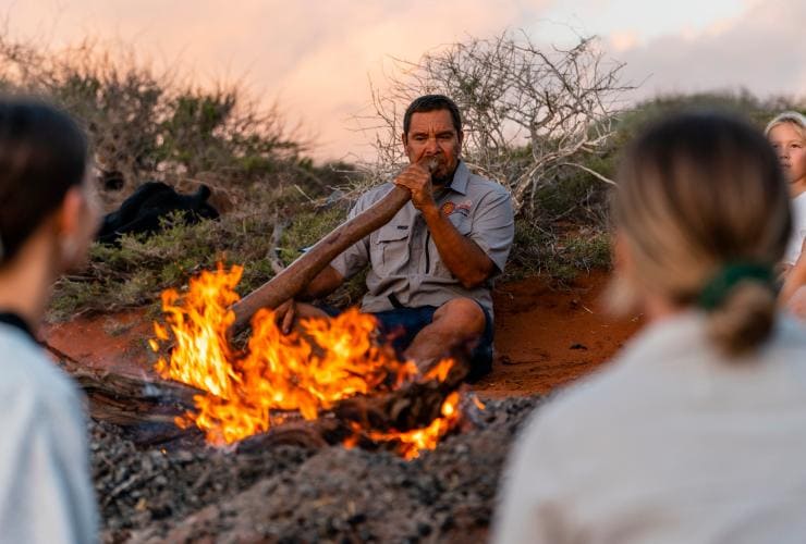 Écoutez le didgeridoo vous donner la chair de poule lors d'un safari nocturne avec Wula Gura Nyinda Eco Cultural Adventures © Tourism Australia