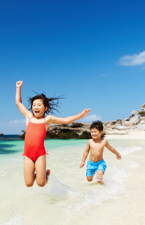 Deux enfants jouant sur la plage de Rottnest Island © Rottnest Island Authority