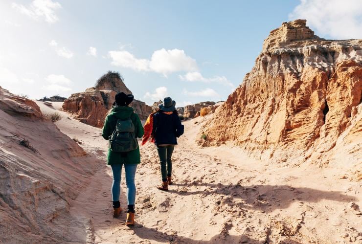 Touristes se promenant dans le Mungo National Park © Melissa Findley