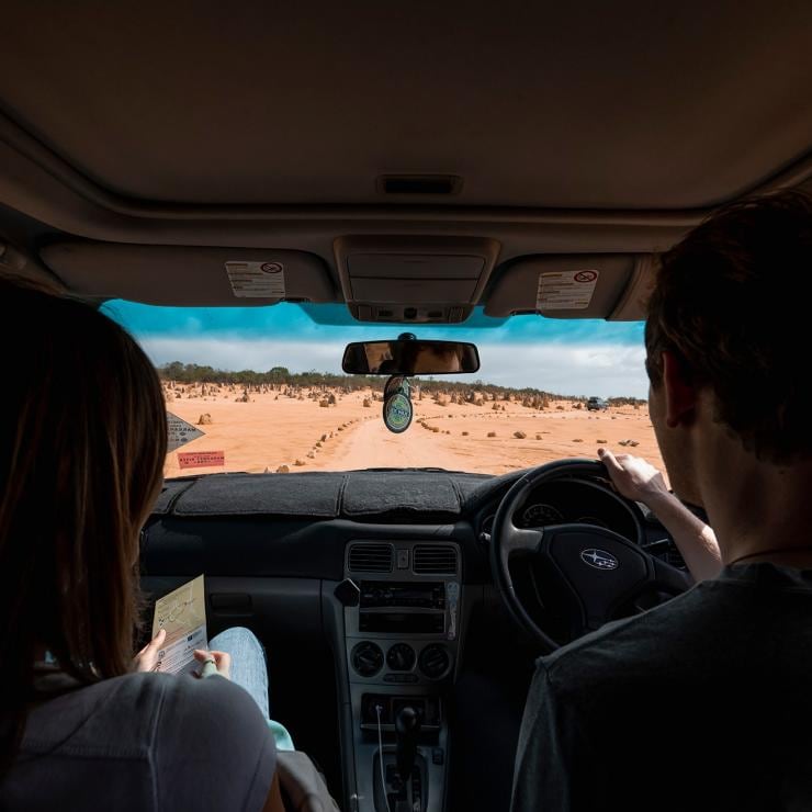 Pasangan berkendara melalui The Pinnacles © Tourism Australia