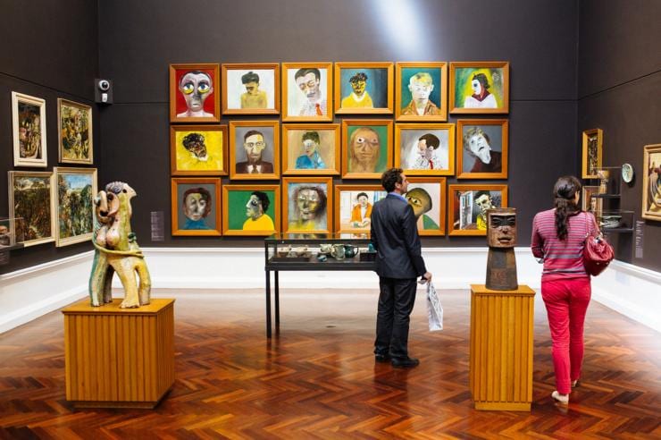 Melihat-lihat karya seni di Art Gallery of South Australia © South Australian Tourism Commission Melihat-lihat karya seni di Art Gallery of South Australia © South Australian Tourism Commission