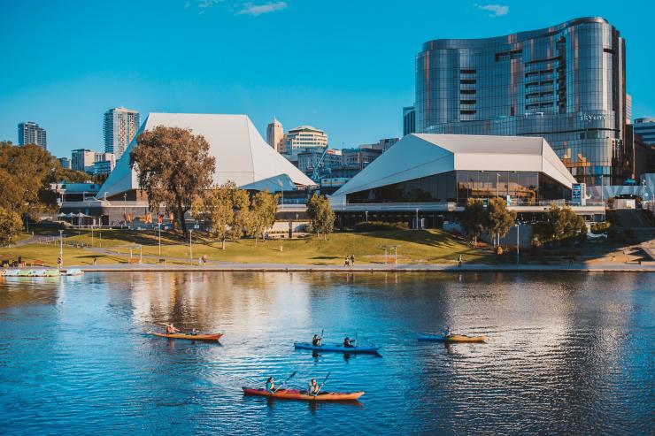 Berkayak di River Torrens di Adelaide dengan Earth Adventure © Joshua Pathon Berkayak di River Torrens di Adelaide dengan Earth Adventure © Joshua Pathon