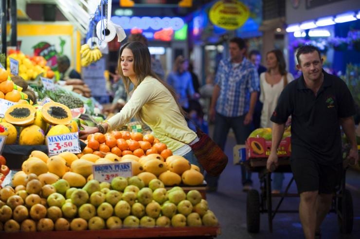Seorang wanita berbelanja di Adelaide Central Market © South Australian Tourism Commission / Matt Nettheim Seorang wanita berbelanja di Adelaide Central Market © South Australian Tourism Commission / Matt Nettheim
