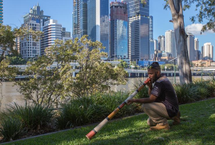 Pemain Didgeridoo dalam BlackCard Cultural Tours di Brisbane © Telan Lindsey Photography/BlackCard Cultural Tours