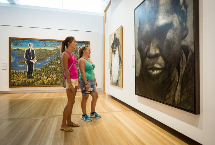 Dua orang wanita memandang sebuah potret di National Portrait Gallery, Canberra, Ibu kota Australia © VisitCanberra