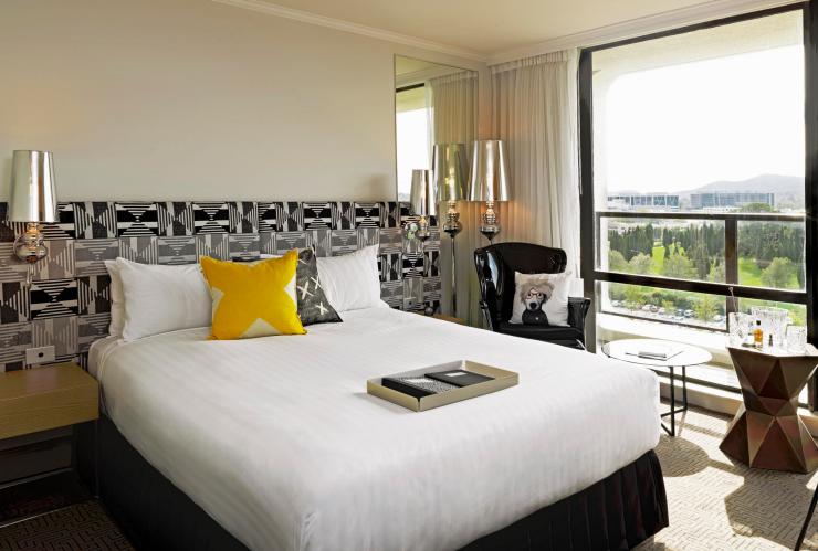 Suite kamar tidur di QT Canberra, Canberra, ACT © QT Hotels