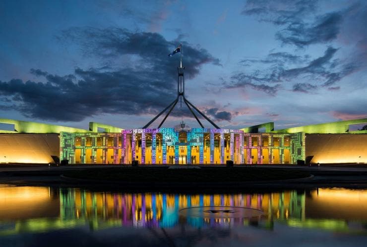 Parliament House selama Enlighten Festival, Canberra, ACT © Martin Ollman