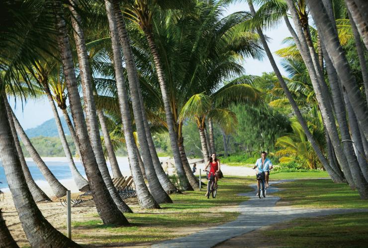 Bersepeda, Palm Cove, QLD © Tourism and Events Queensland