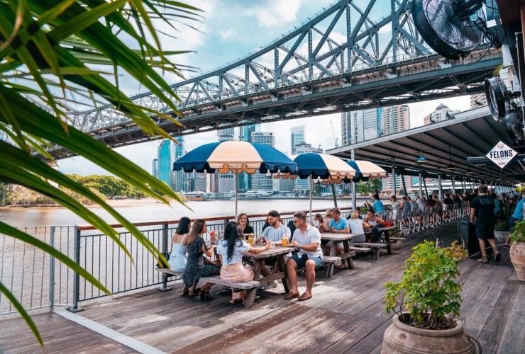 Bersantap outdoor di Howard Smith Wharves, Brisbane, QLD © Tourism and Events Queensland