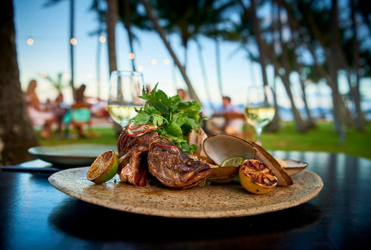 Hidangan laut di Nu Nu Restaurant di Palm Cove © Tourism and Events Queensland