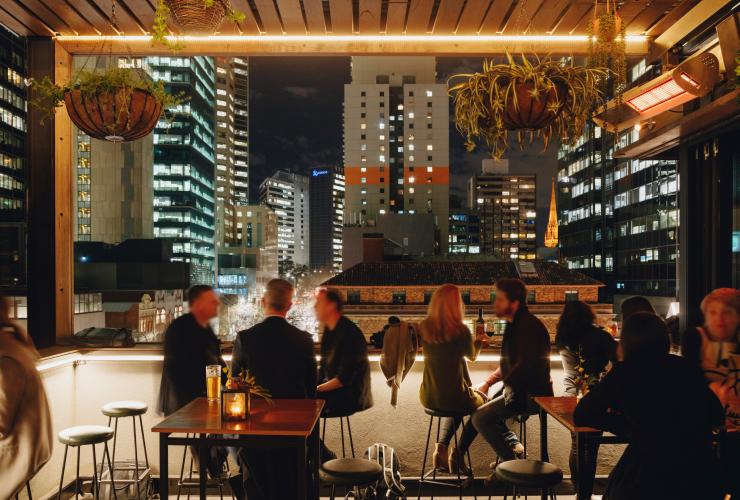 Para tamu menikmati kehidupan malam di Bomba Rooftop Bar di Melbourne © Visit Victoria/Jake Roden
