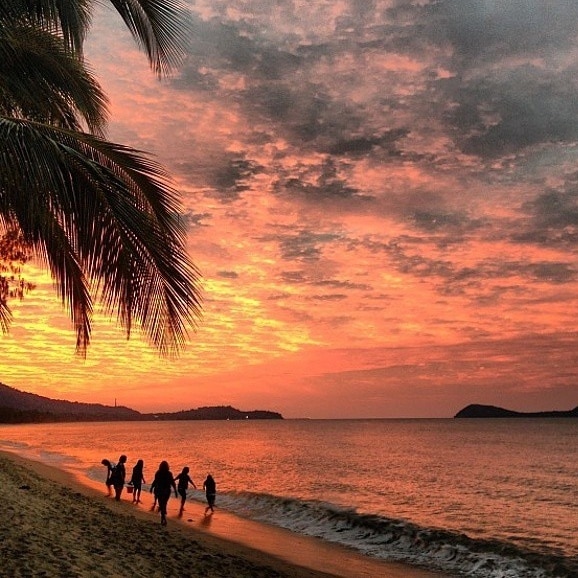 Pantai saat matahari terbenam, Cairns, QLD © @krysthommo