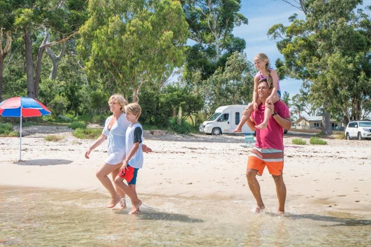 Famiglia che passeggia lungo Tilligerry Creek © Destination NSW 