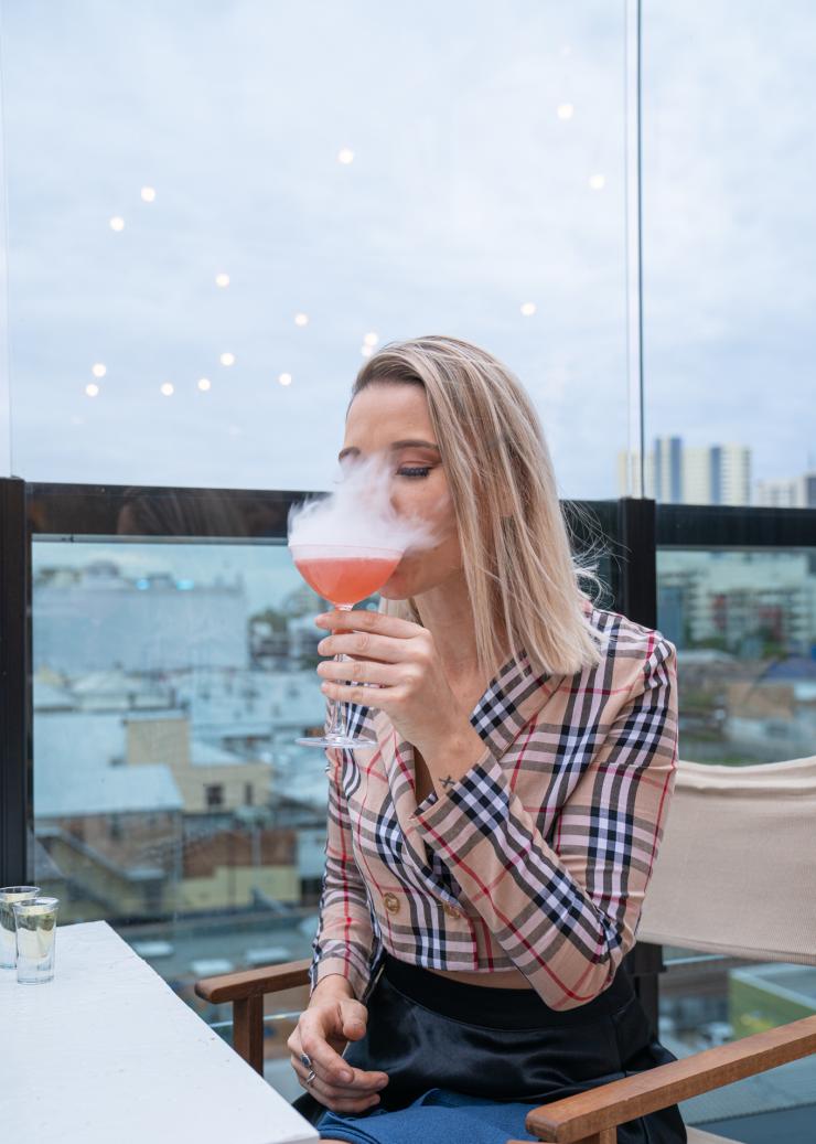 Donna che beve un cocktail al Cielo Rooftop a Brisbane © Cielo Rooftop