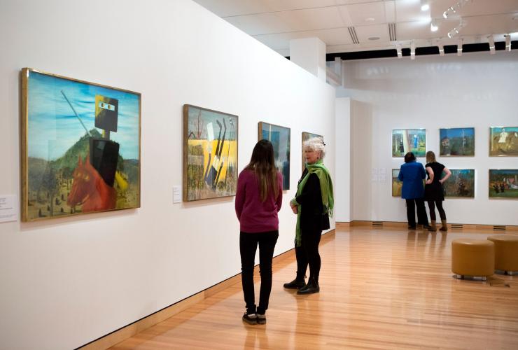 Persone che guardano le opere d'arte al Canberra Museum and Gallery, Canberra, Australian Capital Territory © Penny Bradfield, VisitCanberra