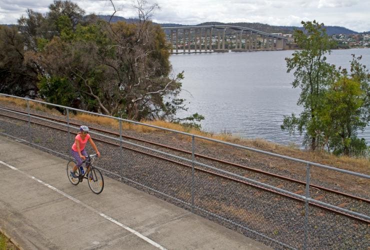 Pista ciclabile interurbana, da Hobart a Glenorchy, Tasmania © Andrew Bain