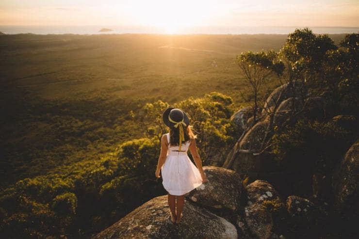 Donna che guarda il tramonto dal punto panoramico di Vereker Outlook, Vereker Outlook, Wilsons Promontory, Victoria © Hannes Becker/ STA Travel/ Visit Victoria