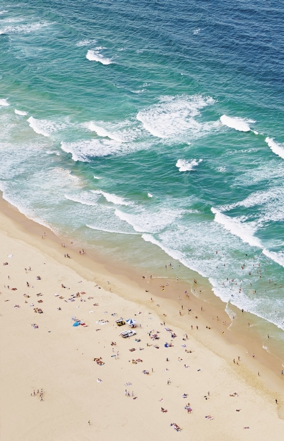 クイーンズランド州、ゴールド・コースト、空からのビーチの眺め © Tourism Australia