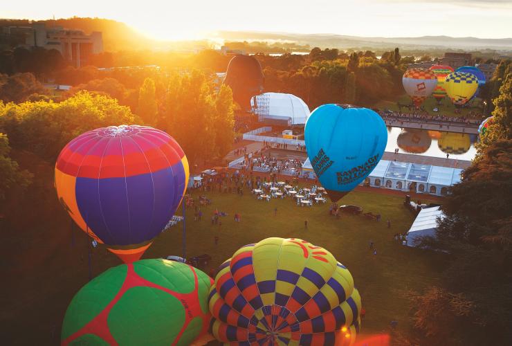 オーストラリア首都特別地域、キャンベラ、熱気球に乗る © VisitCanberra