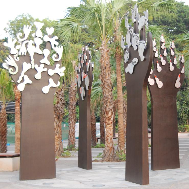 ノーザンテリトリー、ダーウィン、彫刻「リーディング・ザ・パーム・ツリーズ（Reading the Palm Trees）」 © Darwin Waterfront Corporation, Dadang Christanto