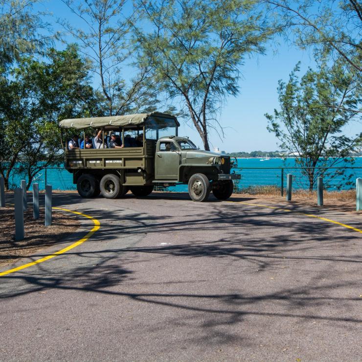 ダーウィン・ヒストリー&ウォータイム・エクスペリエンスの軍用車に乗る来館者 © Tourism NT/Darwin Wartime Experience