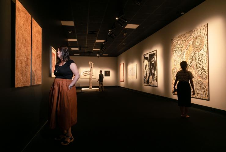 ノーザンテリトリー博物館・美術館（Museum and Art Gallery of the Northern Territory）で先住民アボリジニの芸術品を鑑賞している訪問者 © Courtesy of MAGNT/Charlie Bliss