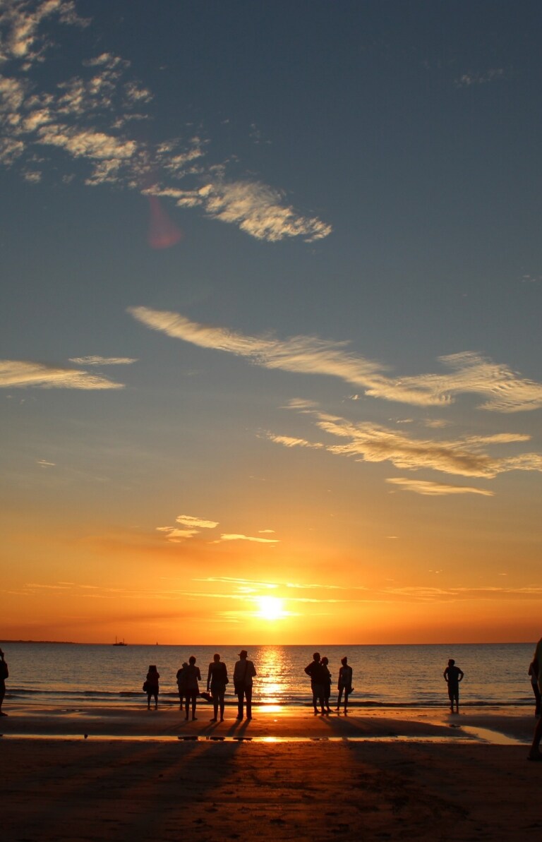 ノーザンテリトリー、ダーウィン、ミンディル・ビーチの夕日 © Tourism Australia