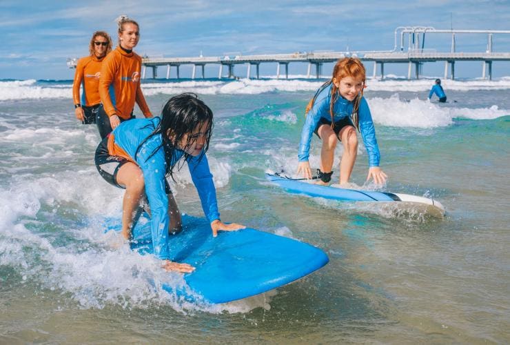 ゴールド・コーストのゲット・ウェット・サーフィンスクールでレッスンを受ける子供たち © Get Wet Surf School