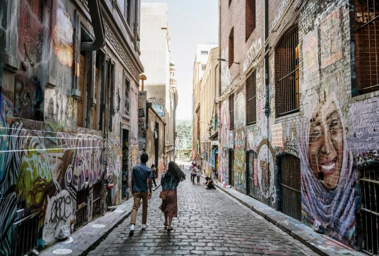 ビクトリア州、メルボルンでストリートアートが描かれたレーンウェイを歩く © Visit Victoria